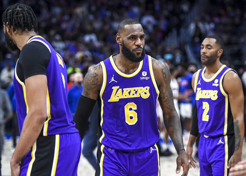 风云突变北京首钢转会期再遭质疑转折点达拉斯独行侠遗憾出局，现场解说直呼：詹姆斯关键时刻惊艳表现(杜兰特易建联北京东单输了)